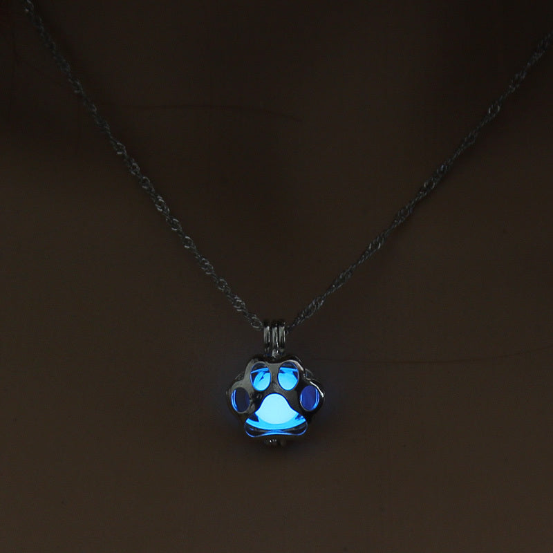 Colar de pata brilhante com pendente de animal e efeito de luz nocturna