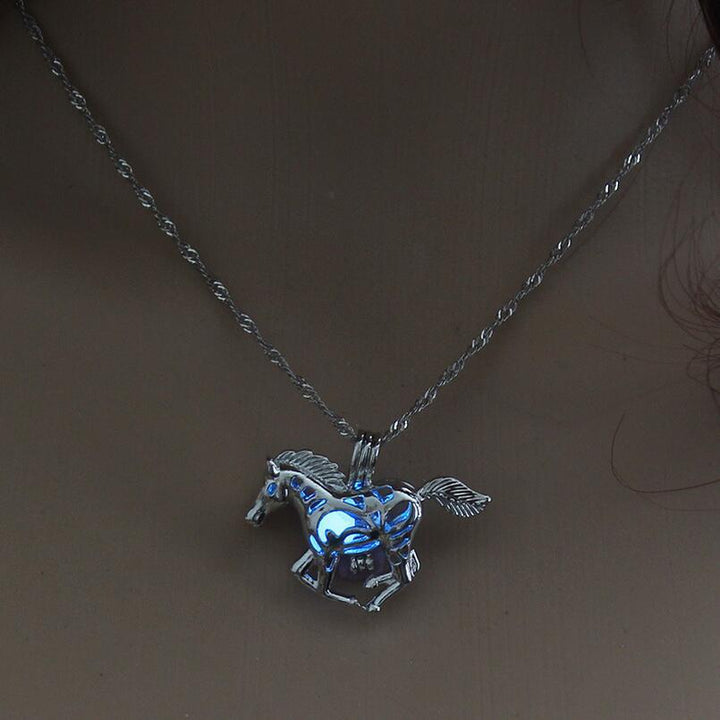 Colar com pendente de cavalo a galopar luminoso
