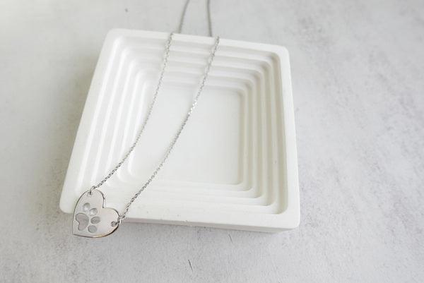 Colar com pendente em forma de coração e pata prateado