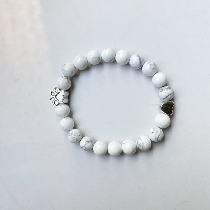 Pulseira de pedra natural com coração em forma de pata