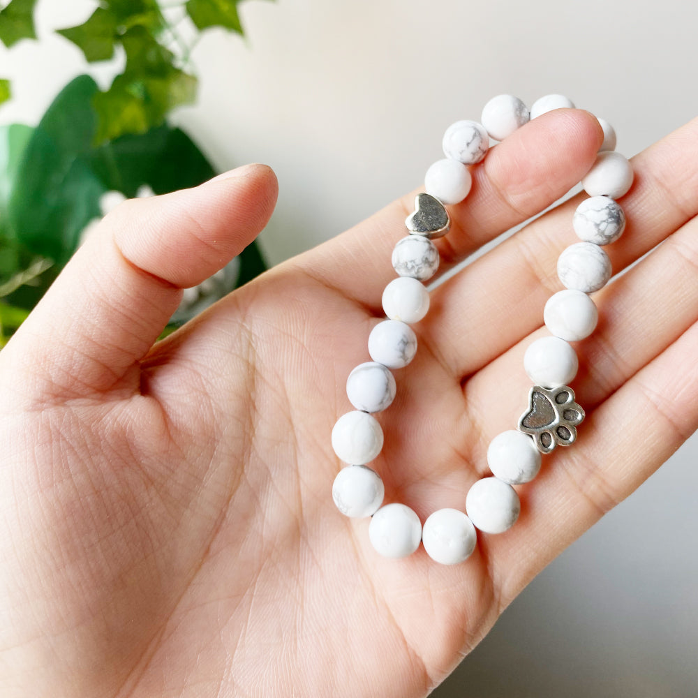 Pulseira de pedra natural com coração em forma de pata