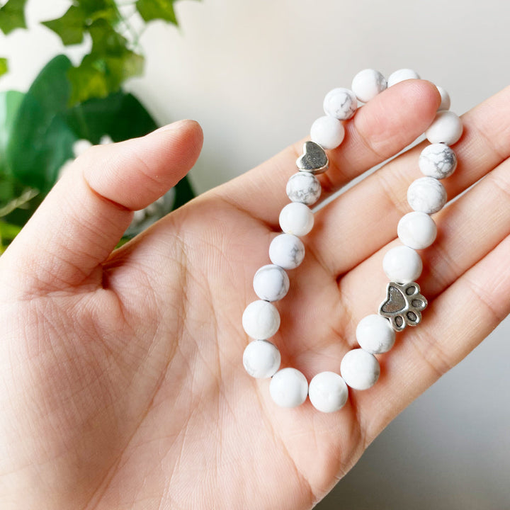 Pulseira de pedra natural com coração em forma de pata