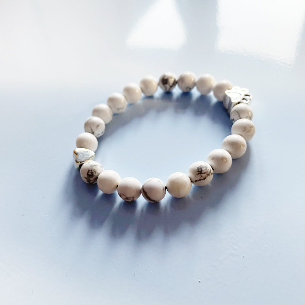 Pulseira de pedra natural com coração em forma de pata