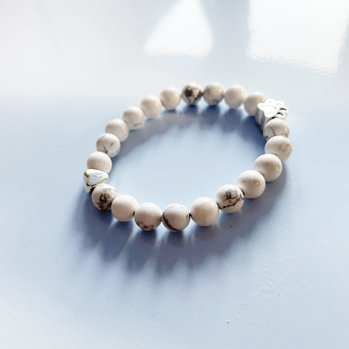 Pulseira de pedra natural com coração em forma de pata