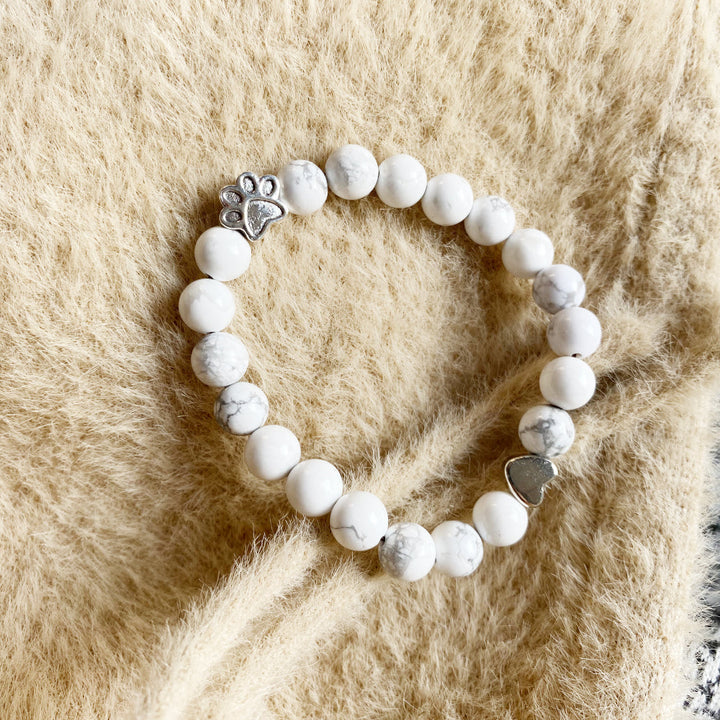 Pulseira de pedra natural com coração em forma de pata