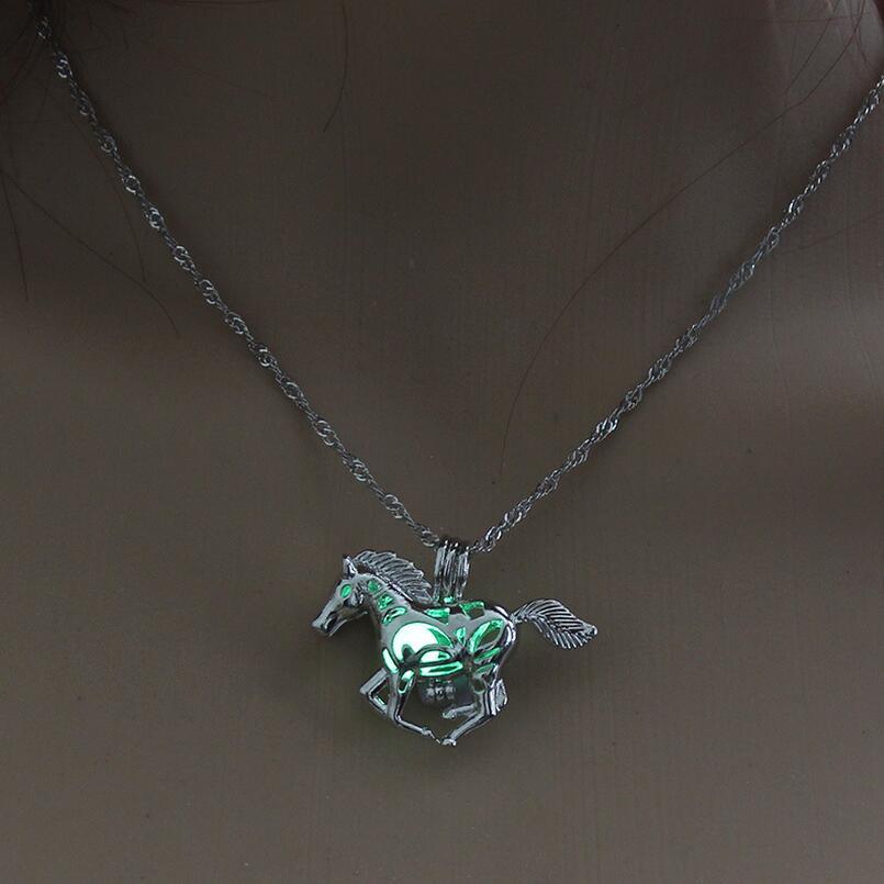 Colar com pendente de cavalo a galopar luminoso