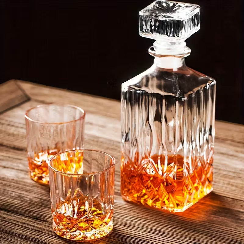 Conjunto de garrafa de whisky e copos elegantes