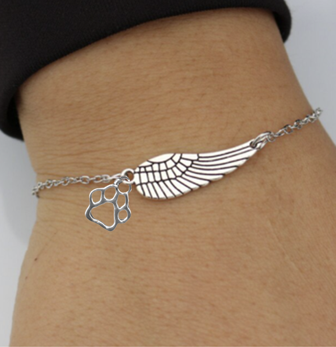 Pulseira memorial em prata com asas de anjo e pegada de animal artesanal