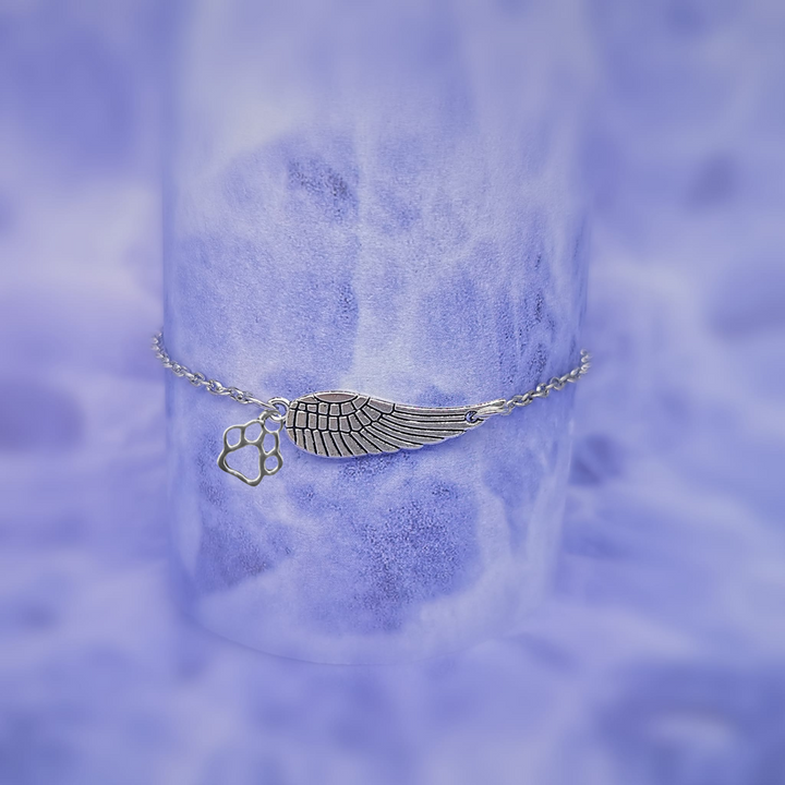 Pulseira memorial em prata com asas de anjo e pegada de animal artesanal