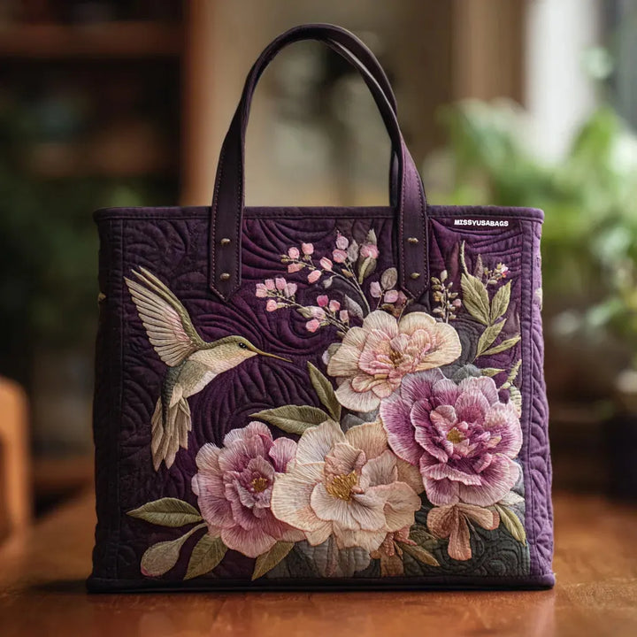 Bolsa tote acolchoada roxa com beija-flores e orquídeas