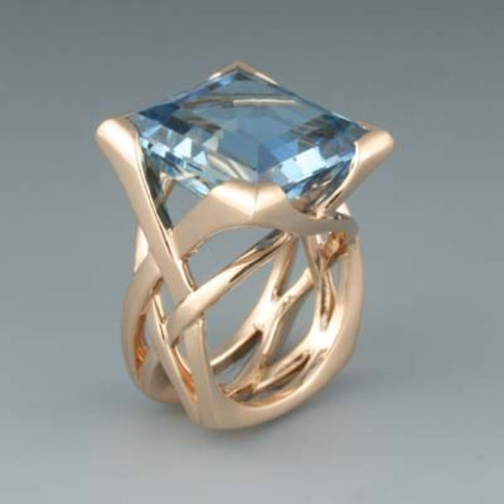 Anel vintage em rosa dourado com zircónia azul