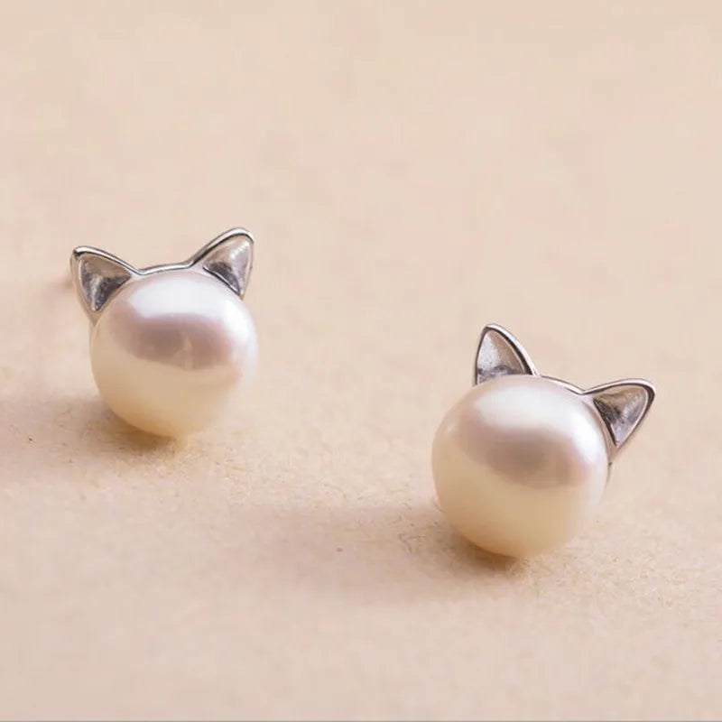 Brincos de pérola com gato em prata esterlina