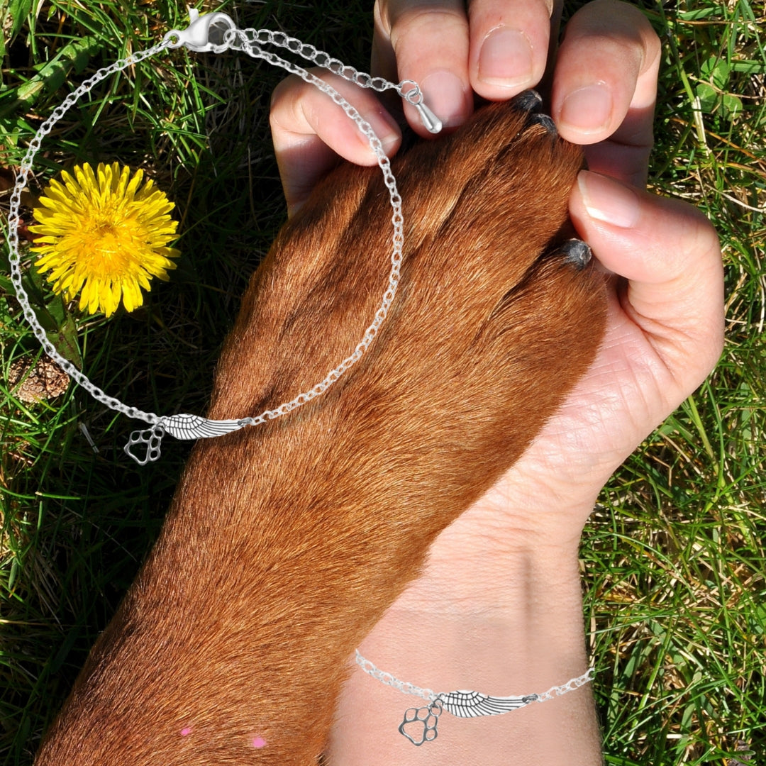 Pulseira memorial em prata com asas de anjo e pegada de animal artesanal