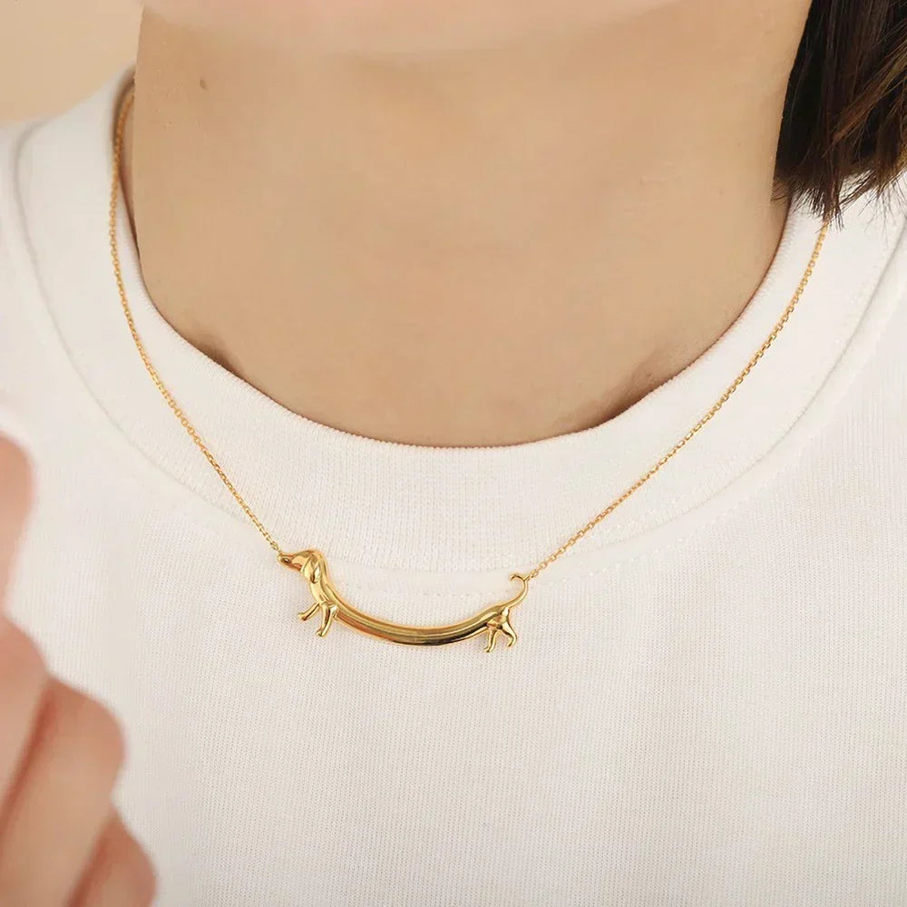 Colar de cachorro salsicha dourado para mulheres
