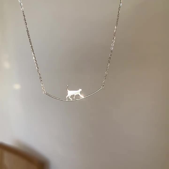 Colar de prata com gato a escalar