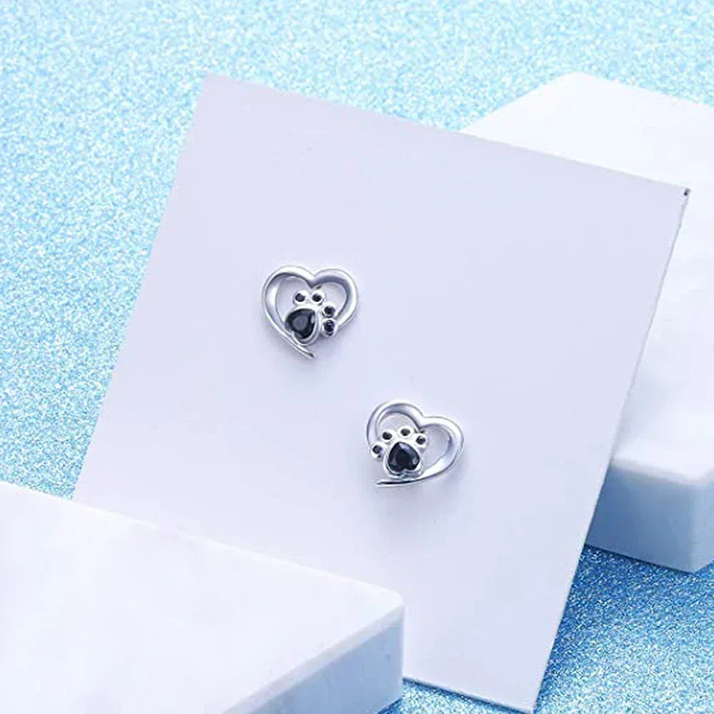 Brincos de pino em forma de coração e pata, prateados com cristal preto
