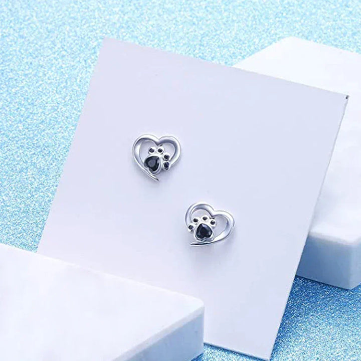Brincos de pino em forma de coração e pata, prateados com cristal preto