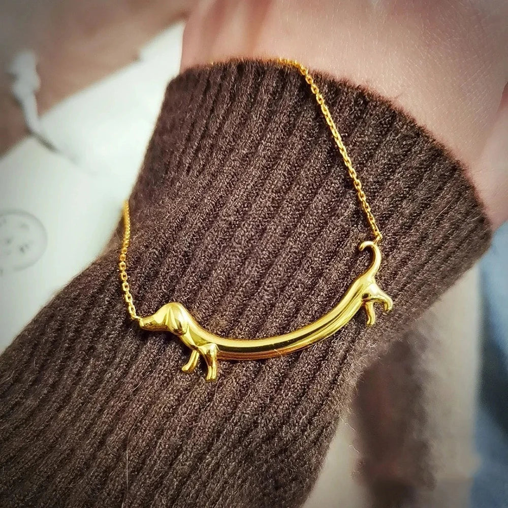 Colar de cachorro salsicha dourado para mulheres