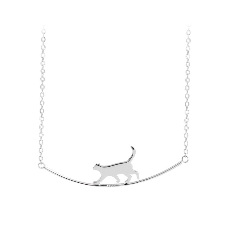 Colar de prata com gato a escalar