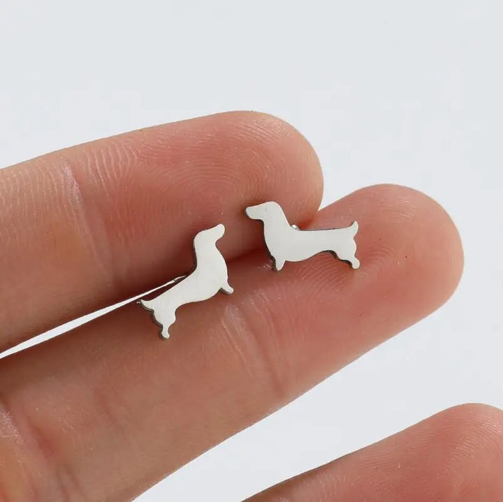 Brincos de cachorro salsicha em metal minimalista