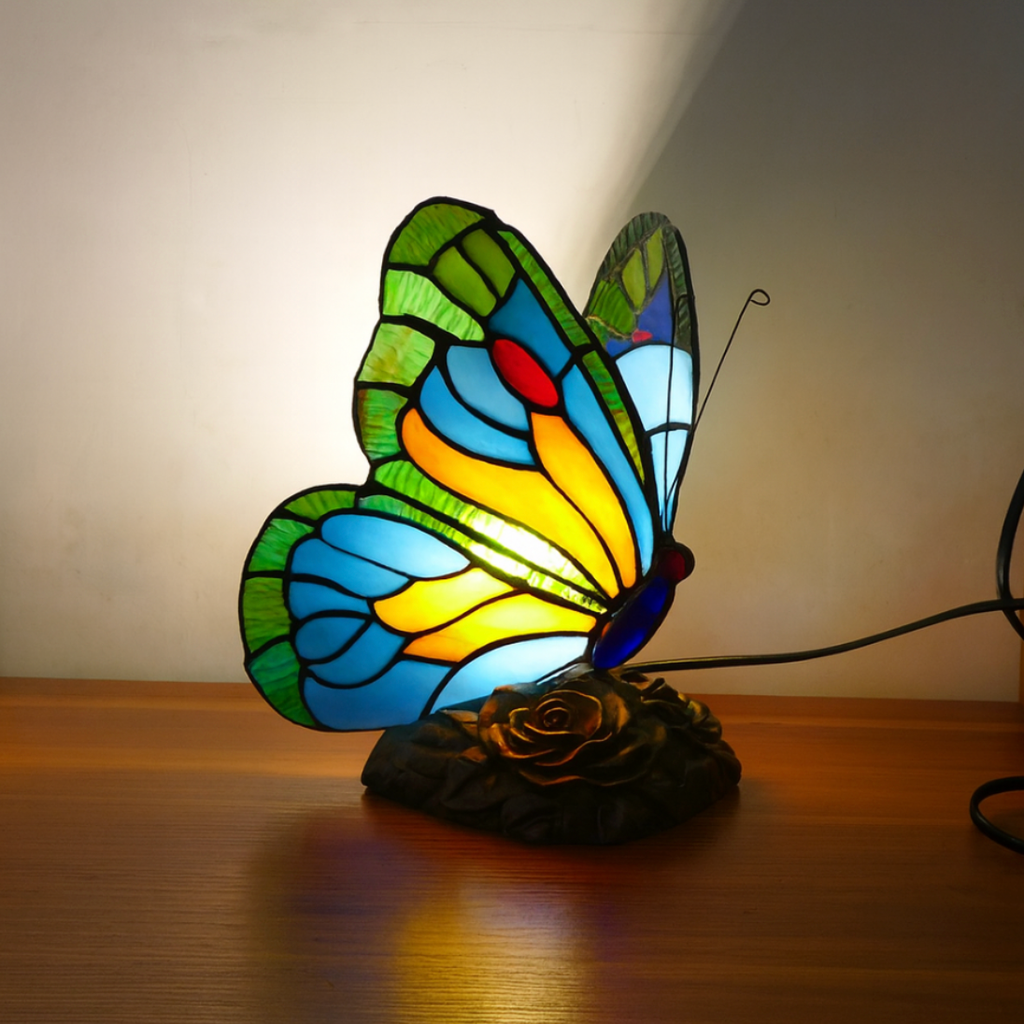 Lâmpada em forma de borboleta azul esculpida