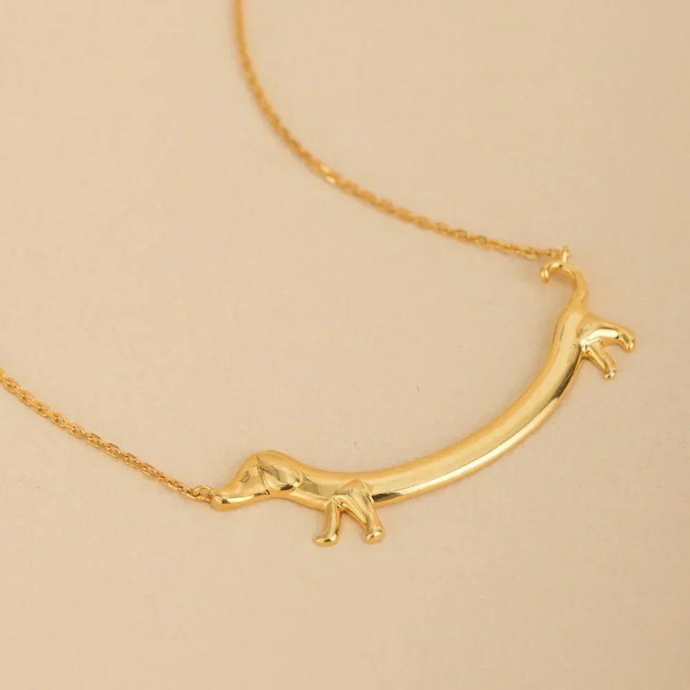 Colar de cachorro salsicha dourado para mulheres