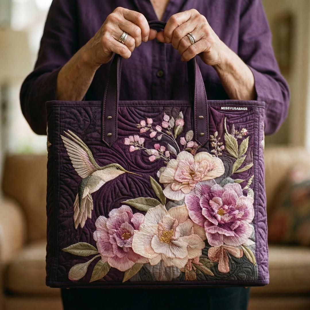 Bolsa tote acolchoada roxa com beija-flores e orquídeas