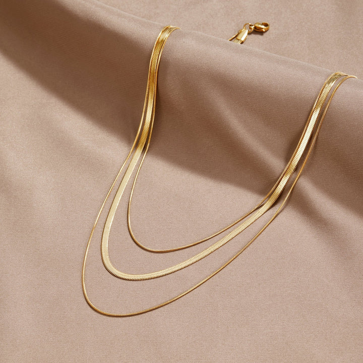 Colar em camadas dourado