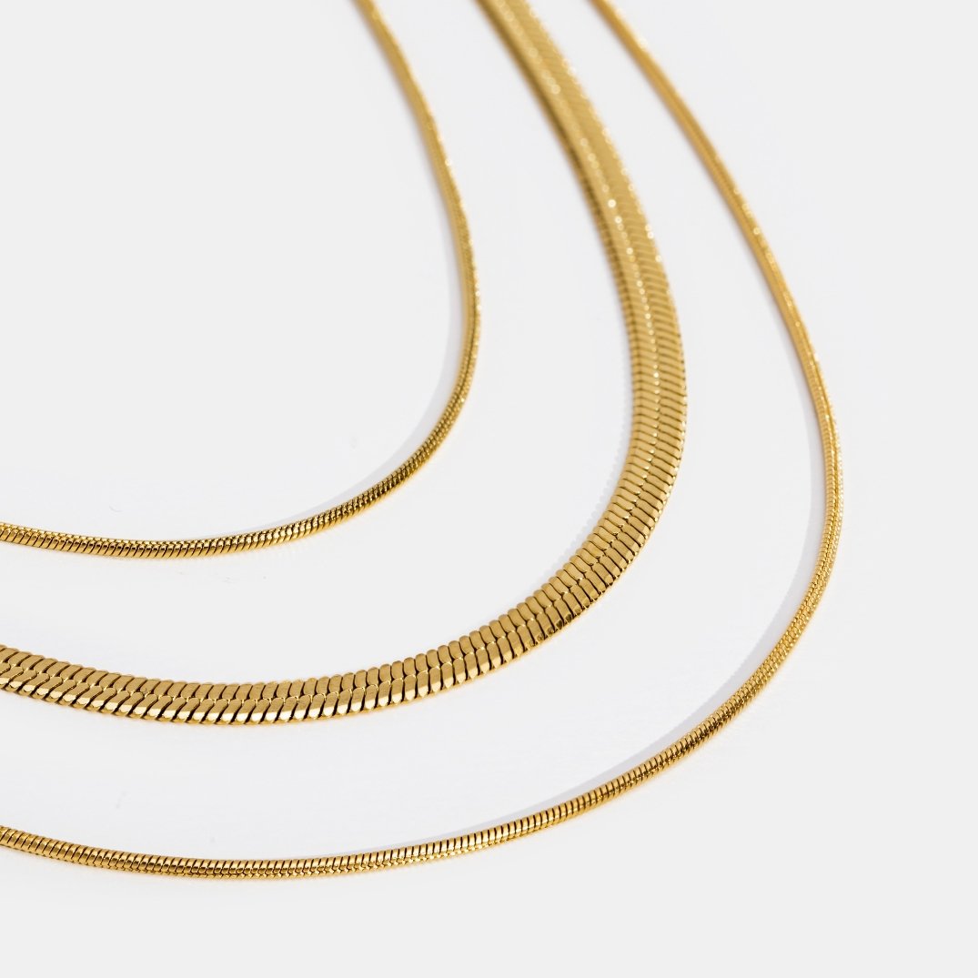 Colar em camadas dourado