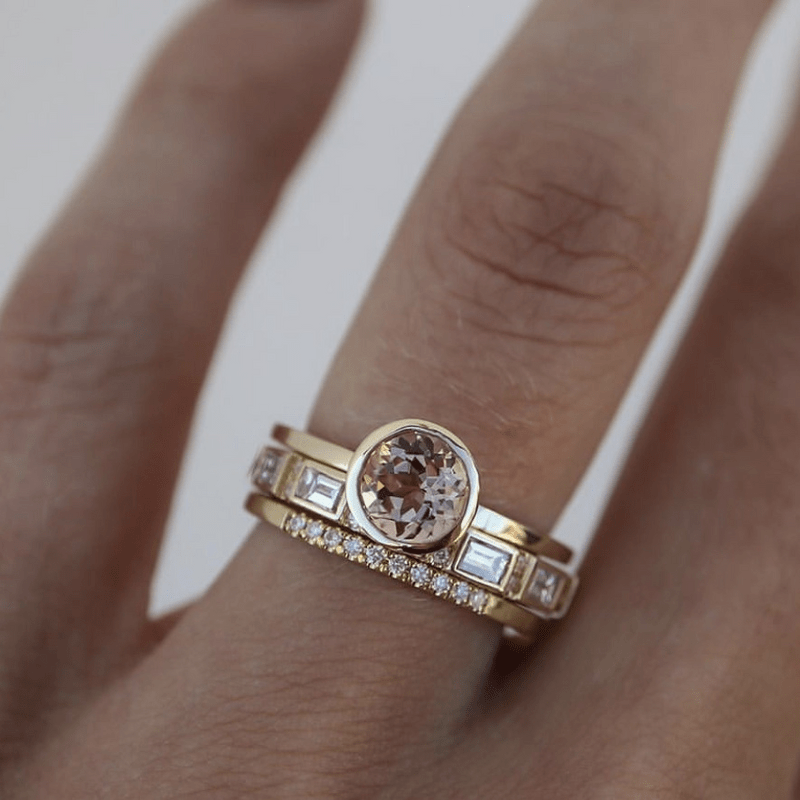 Conjunto de anéis em ouro com cristais incrustados