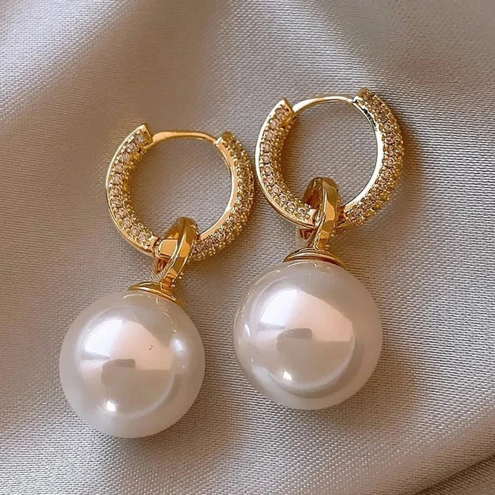 Brincos elegantes com pérolas