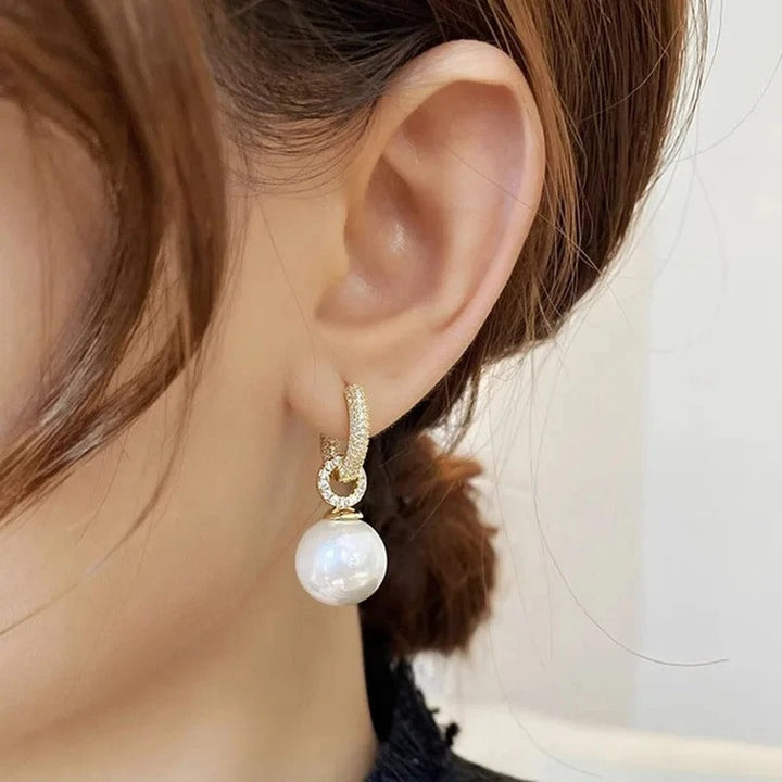 Brincos elegantes com pérolas