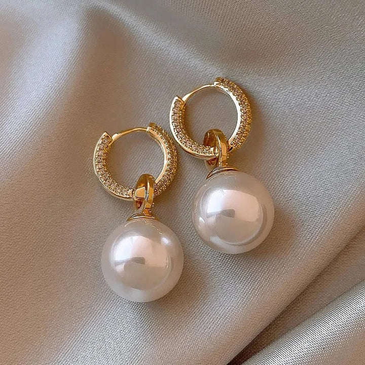 Brincos elegantes com pérolas